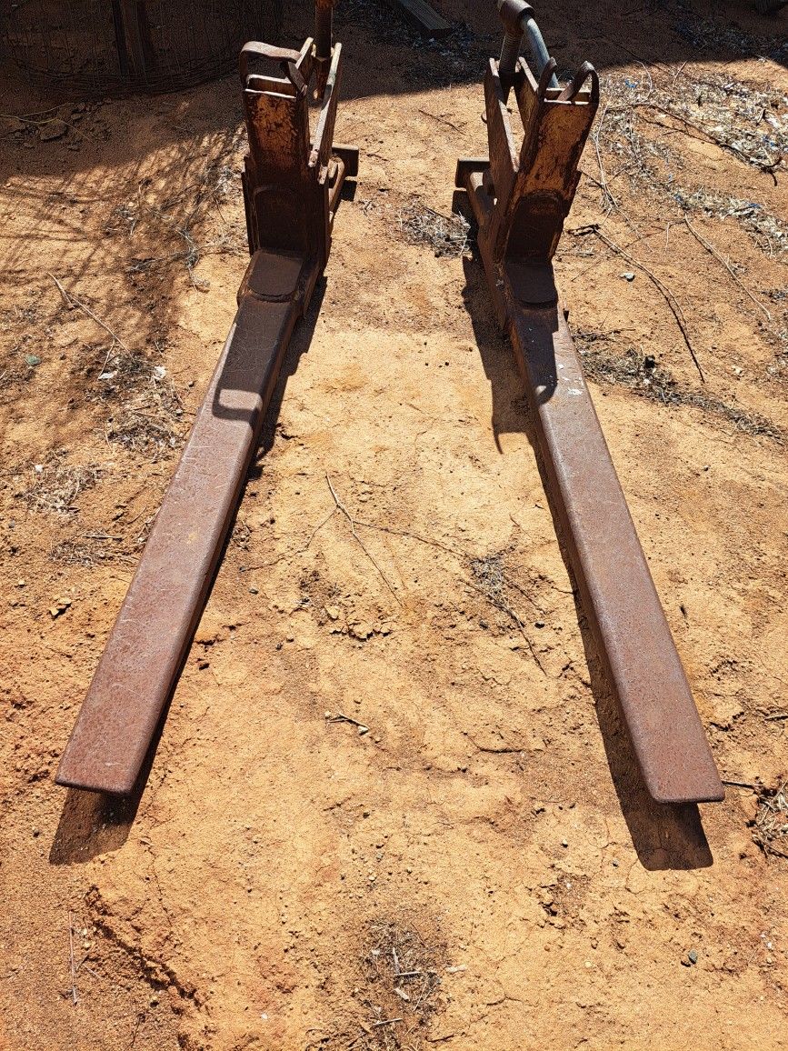Fork Iift Attachment Turns Any TRACTOR that Has Bucket Into Fork Lift Just Mount These Heavy Duty Universal Forks To Ur Bucket And Lift