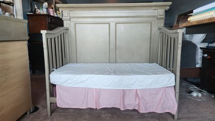Baby Cache Vienna 4-in-1 Convertible Crib