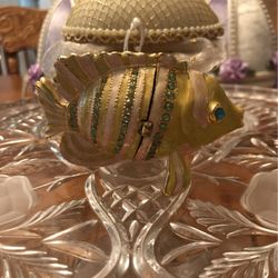 Pretty!!! Metal Rhinestone Fish With Beautiful Green Crystals !!!!