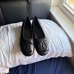 Black cc quilted leather ballet flats size 8 women’s (39)