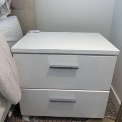 2 Nightstands 