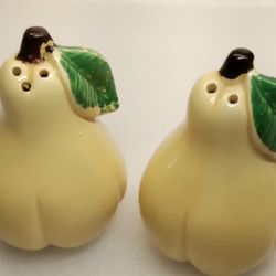VTG Handpainted Ceramic PEARS Salt And Pepper Shaker Kitsch Kitchen Decor-Japan 