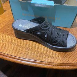 Bzees women’s sandals size 7 1/2 worn one time seven dollars