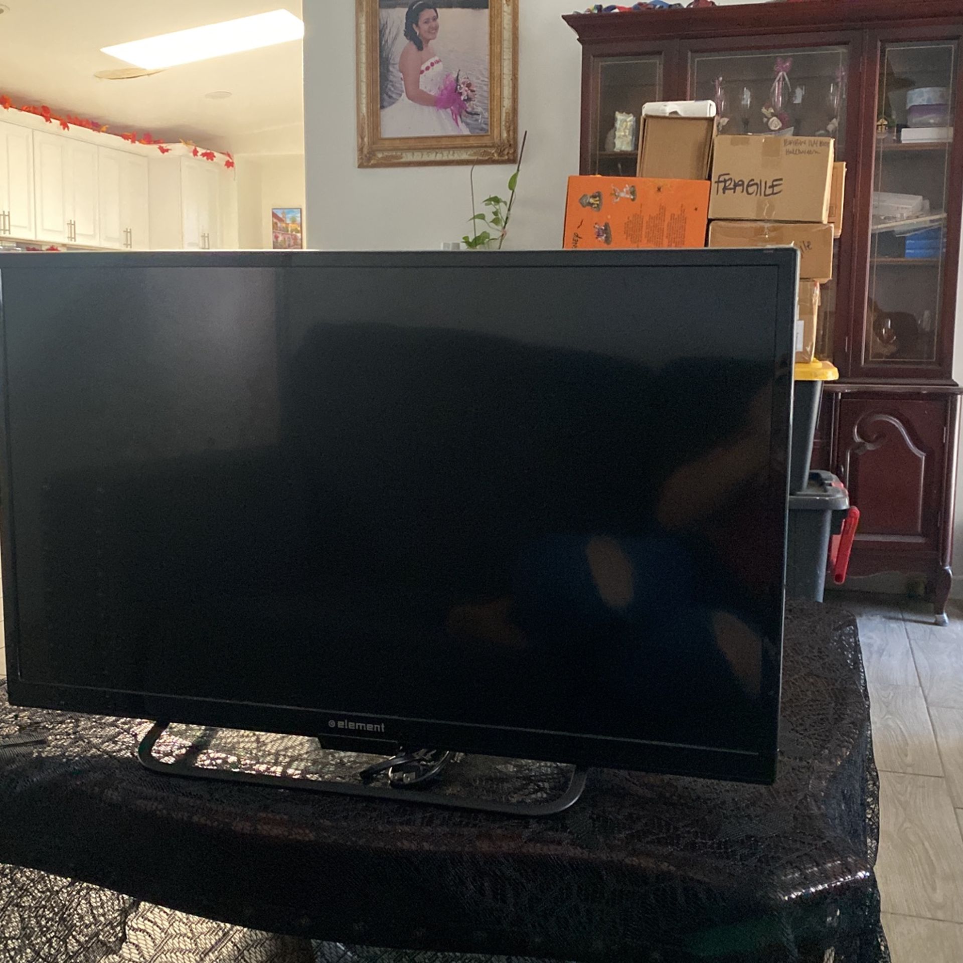 Element Flat Screen Tv 32”
