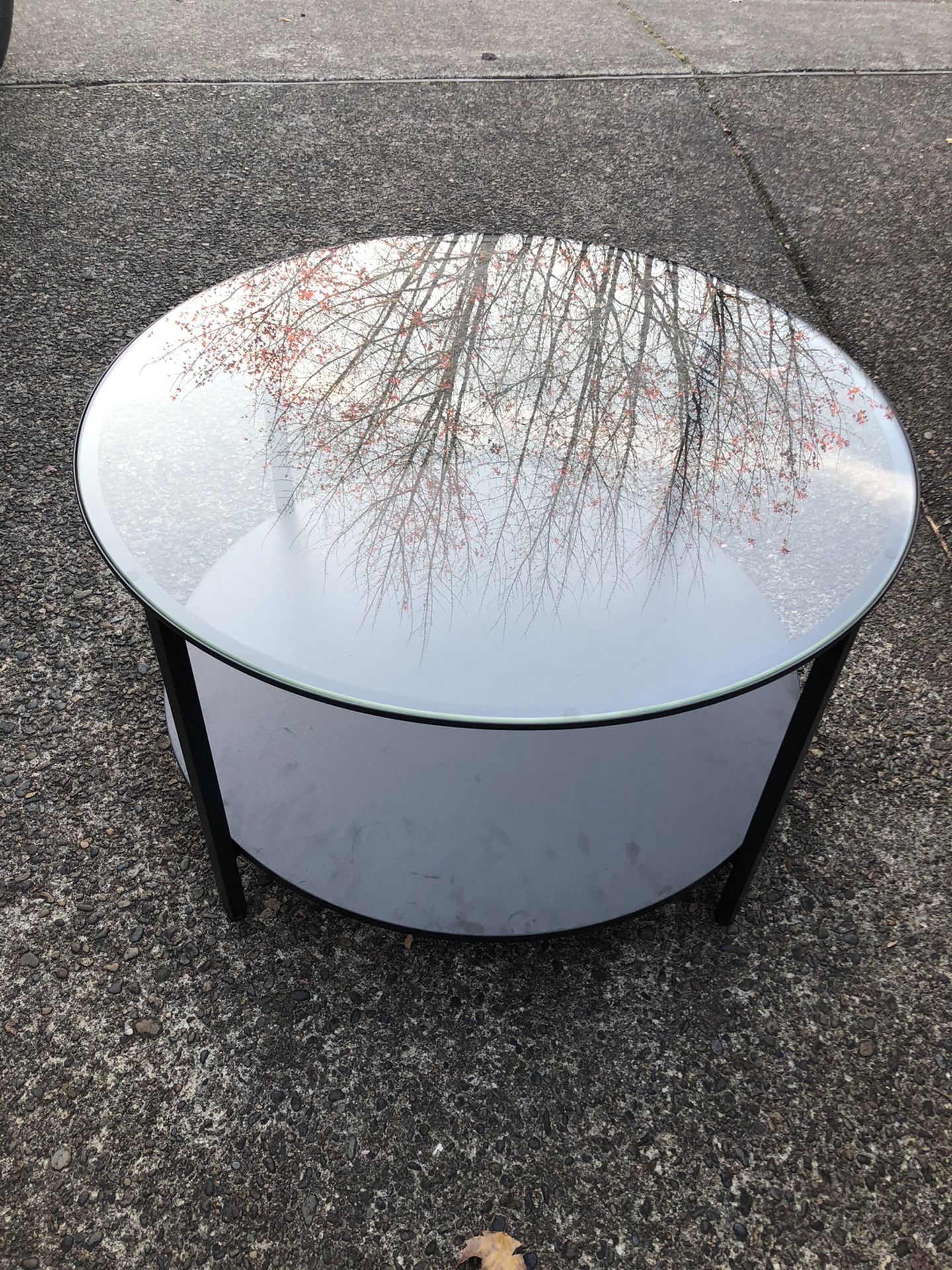 Glass coffee table, round with removable shelf