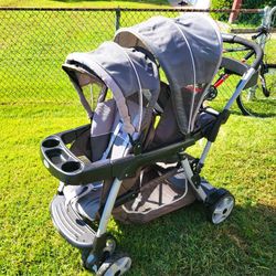 GRACO TWIN STROLLER - STORAGE - LOCKING WHEELS - CUP HOLDER - COLLAPSIBLE - LIKE NEW
