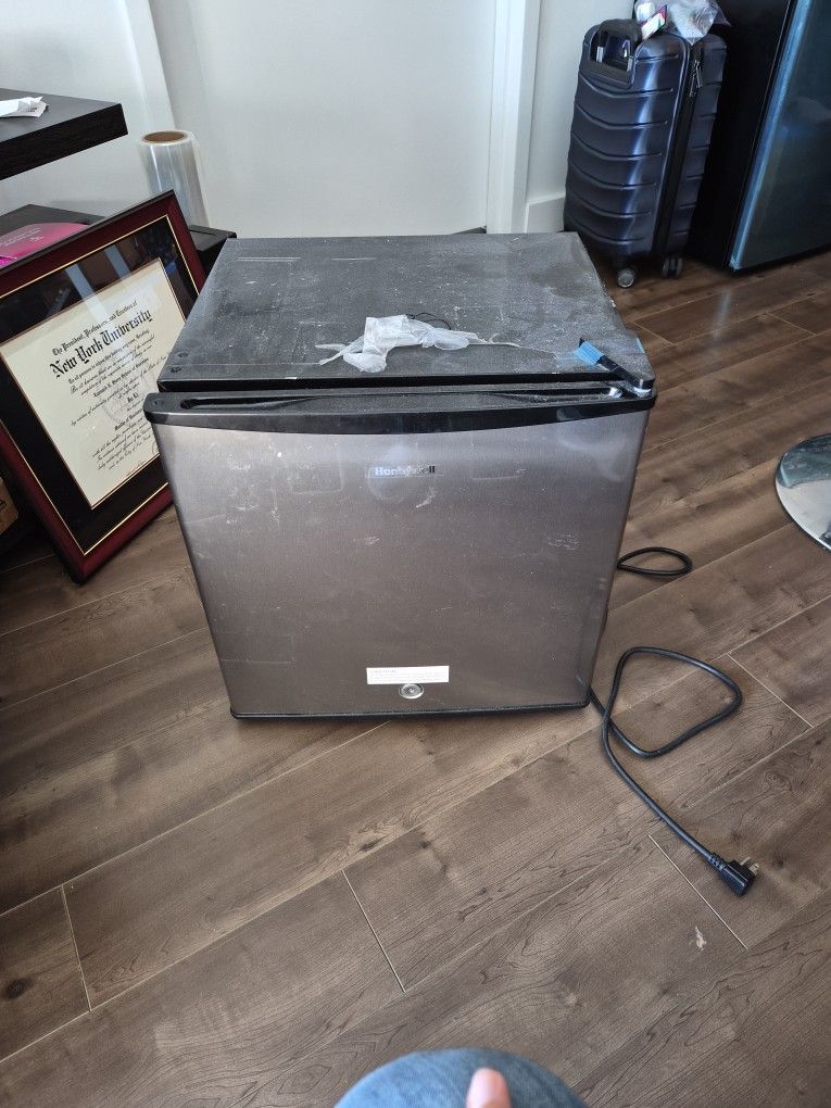Honeywell Mini Freezer (H11MFS)