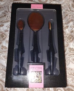 Set Of Makeup Brushes 