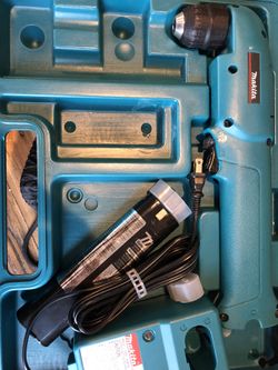 Makita angle drill with battery charger and case