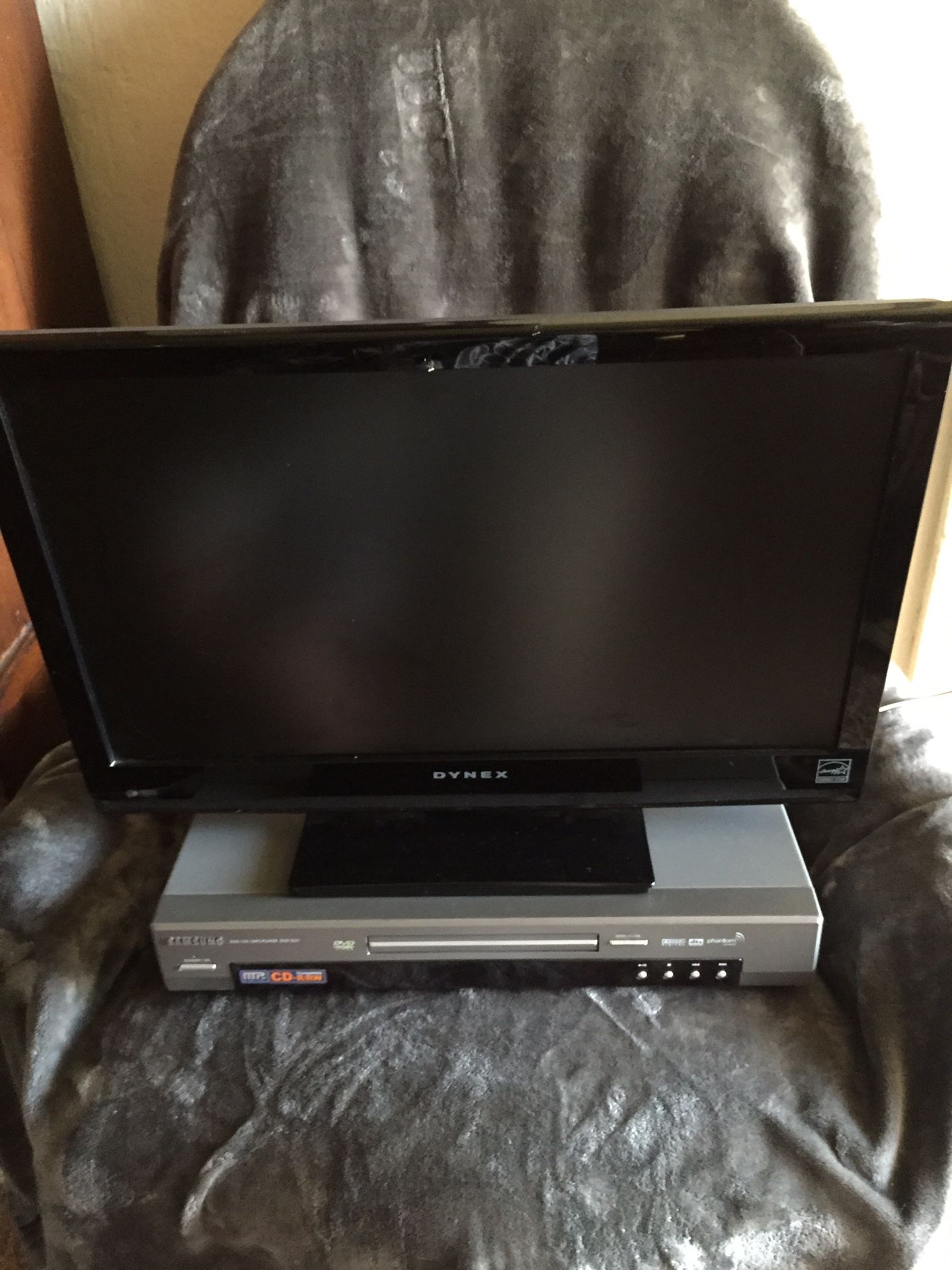 TV AND DVD PLAYER $12 GOOD CONDITION GREAT FOR KIDS TO WATCH MOVIES see my other items for sale