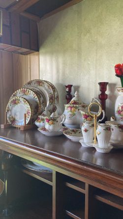 Bone China -Royal Albert- 22 Karat Gold Trim