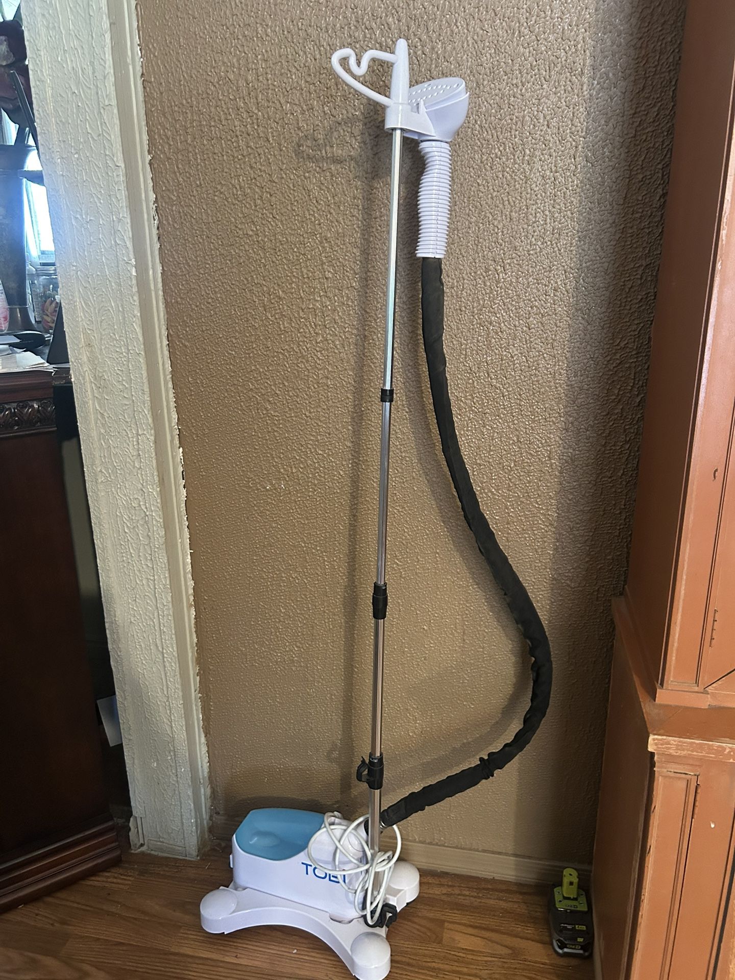 TOBi STEAMER WRINKLE REMOVER