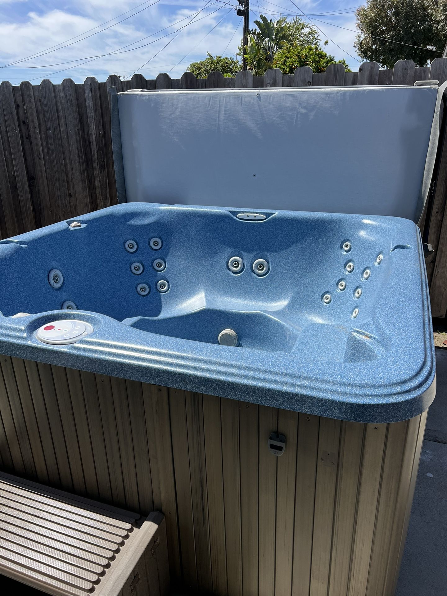 2011 Sundance Burlington Model 7x7 spa / Hot Tub With Lounge, Waterfall Cover Lifter And Brand