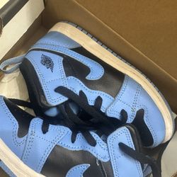 Jordan’s 1 Mid (Size 9c) 