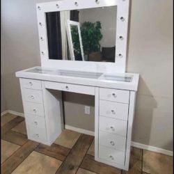 Vanity Desk With Mirror