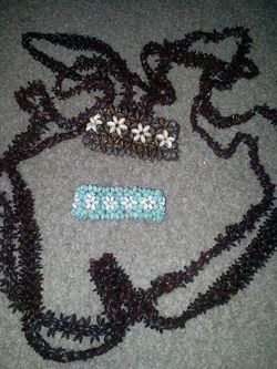 2 beautiful necklaces 2 bracelets