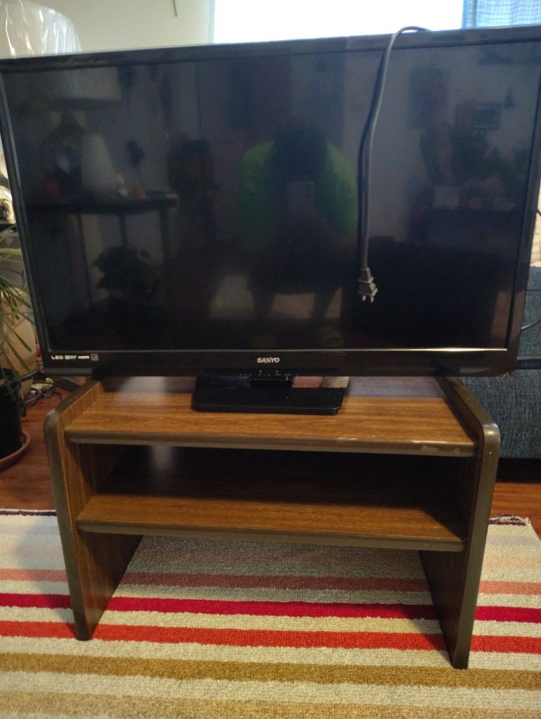 SMART TV  THIS ONE ONLY NEEDS A $5 POWER CORD