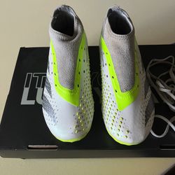Adidas Boys Size 2.5 Soccer Cleats Shoes