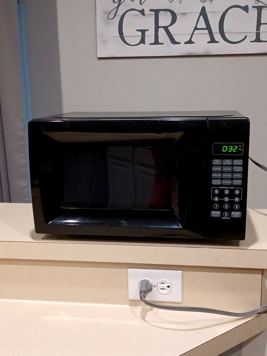 Mainstays 0.7 Cu ft Compact Countertop Microwave Oven, Black for Sale in  North Las Vegas, NV - OfferUp