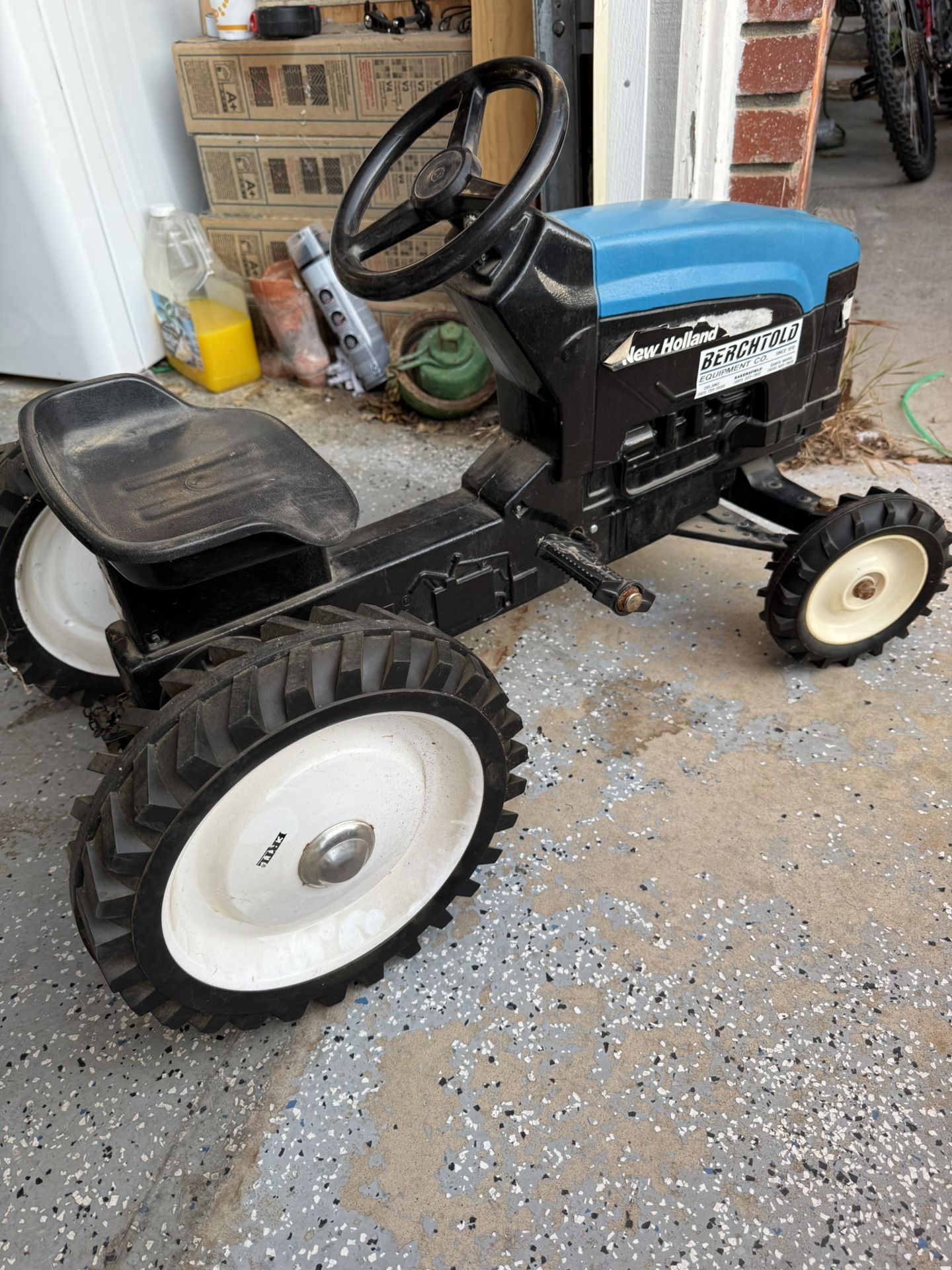ERTL NEW HOLLAND LP Tractor In Good Shape