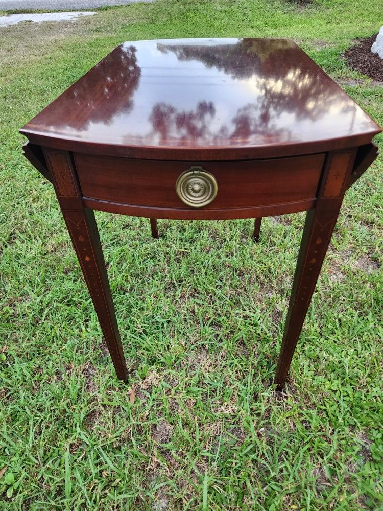 Antique Federal Style Drop Leaf Table