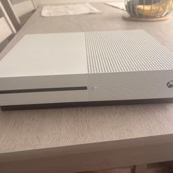 Xbox With Games + 2 Controllers 