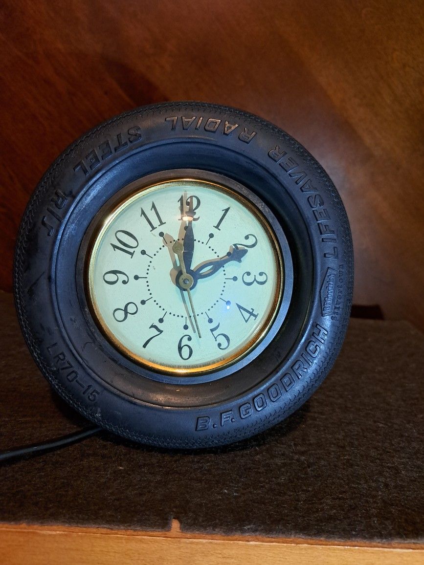 B.F. Goodrich vintage Silvertown Lifesaver Radial Tire Advertising clock