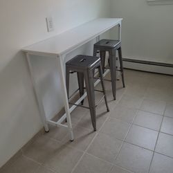  table with 4 high chairs 
