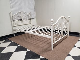 Twin size bed frame - can DELIVER almost anywhere for $20 extra - gently used and in very good condition 😍