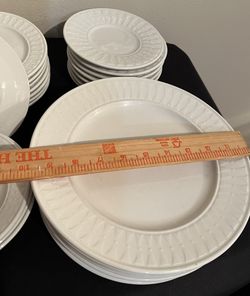 2 Hefty Serve 'n Store Interlocking Plates 20 Plates Each Pack $30 for Sale  in New Haven, CT - OfferUp