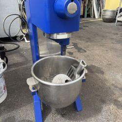 20 quart dough mixer with whip and paddle ready to go to work 
