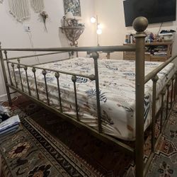 GOLD QUEEN METAL DAYBED