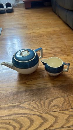 Teapot and creamer set