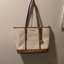 Woman’s Michael Kors Purse 