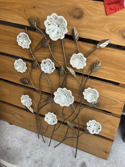 Grayson Lane 24-in W x 36.0-in H Metal Floral with Capiz Accents Floral Wall sculpture