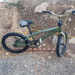 Mongoose Hoop D BMX Bike 