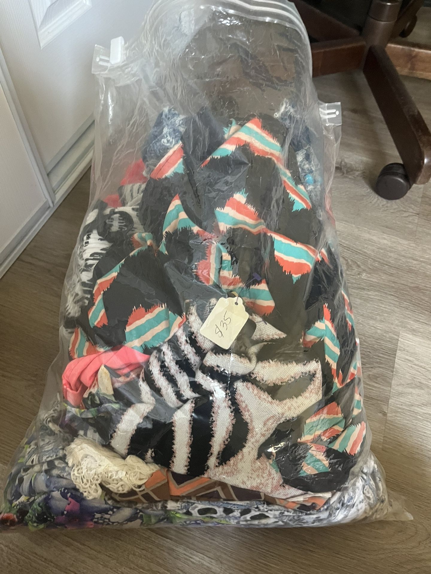 BAG OF WOMENS CLOTHES