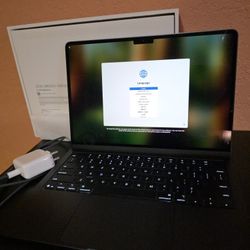 2025 M4 13" Macbook Air 16GB/256GB Midnight - like new with only 5 battery cycles