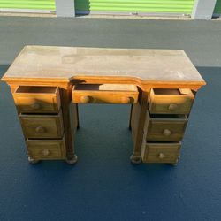 🪑 Classic Wooden Kneehole Desk – Great Condition!