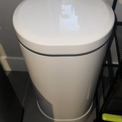 Munchkin Step Diaper Pail powered by Arm & Hammer