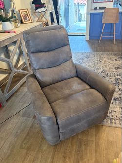 Beautiful, barely used power recliner, extremely comfortable. Beautiful, barely used power recliner, extremely comfortable.