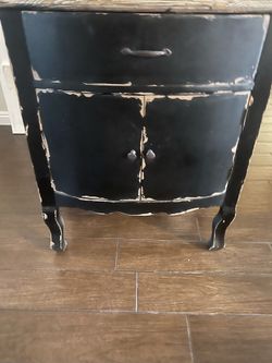 Farmhouse-style entry cabinet. Gabinete de entrada estilo farmhouse/rústico.