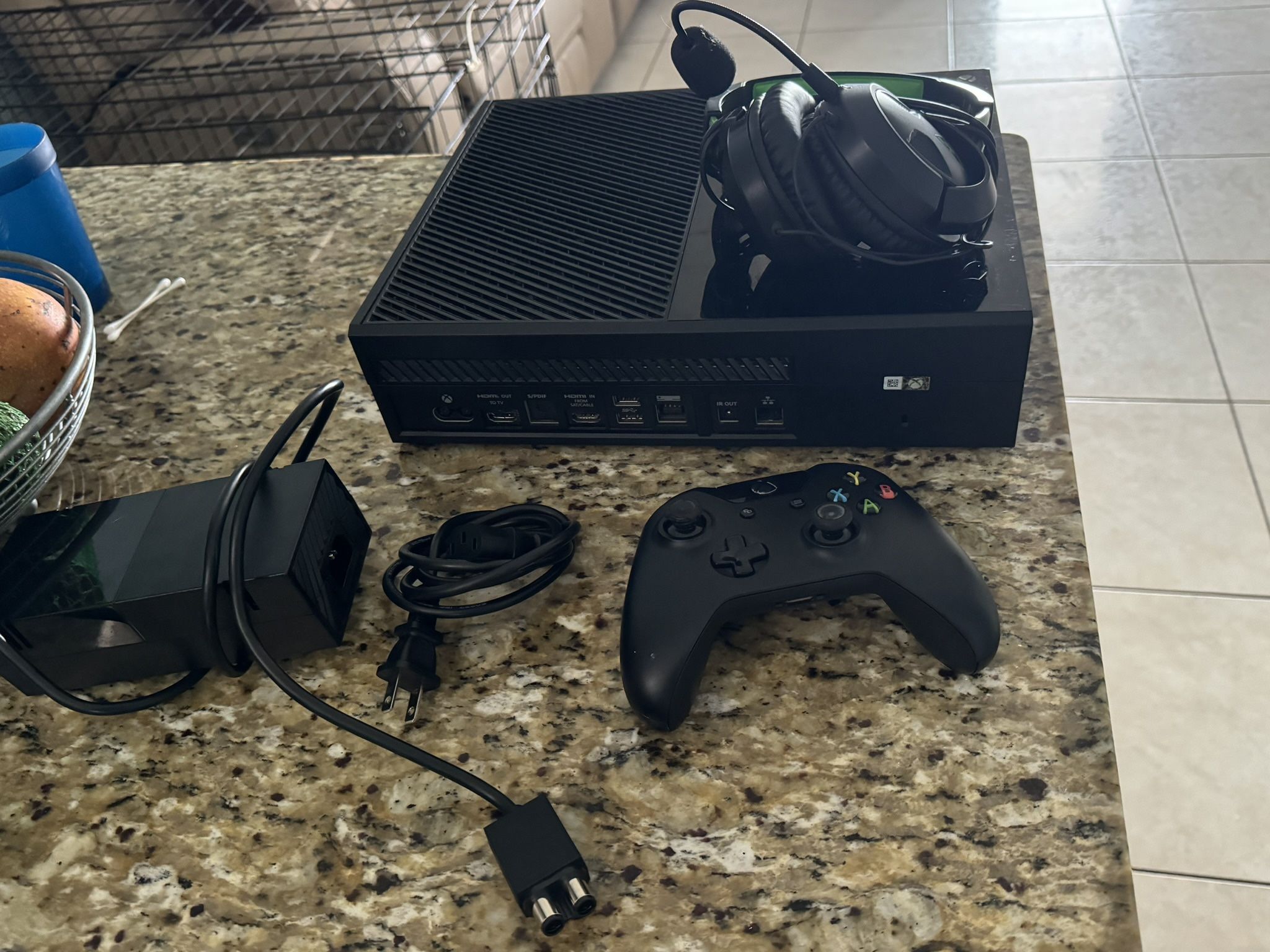 🎮 Xbox One Console – Great Condition w/ Controller & Cables – Ready to Play!