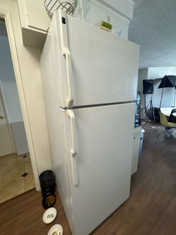 Working Hotpoint Refrigerator – Must Pick Up Tuesday 6/9– $100