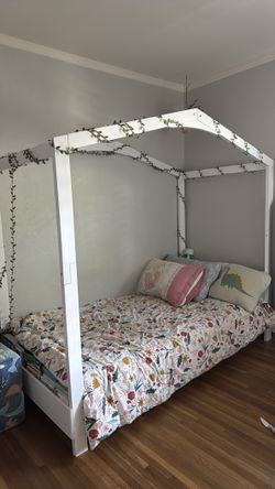 Montessori house bed twin