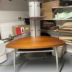 Modern Style Desk With Adjustable Shelves 