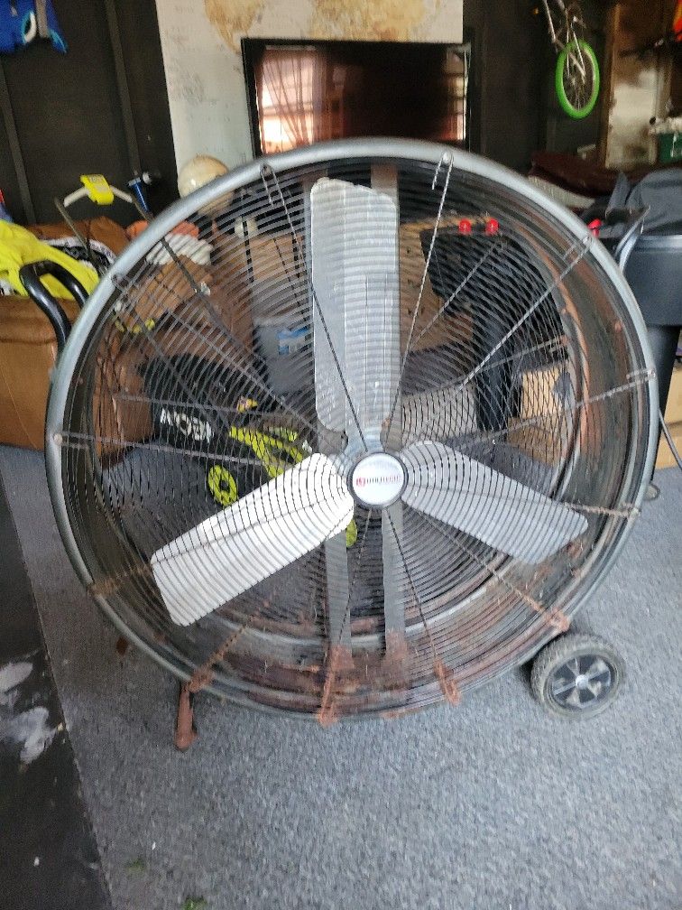 Utilitech 36" Stand Up Electric Fan
