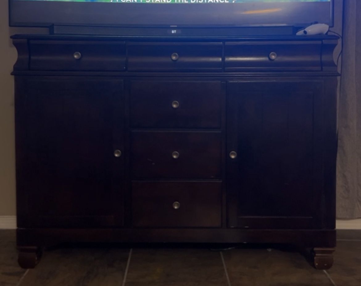 TV Dresser/Dressers & Desk