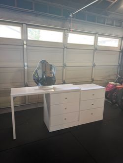 White Vanity Desk w/ Lighted Mirror + 6 Drawers – Excellent Condition