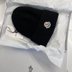 Moncler Beanie - Rib knit beanie w Moncler patch